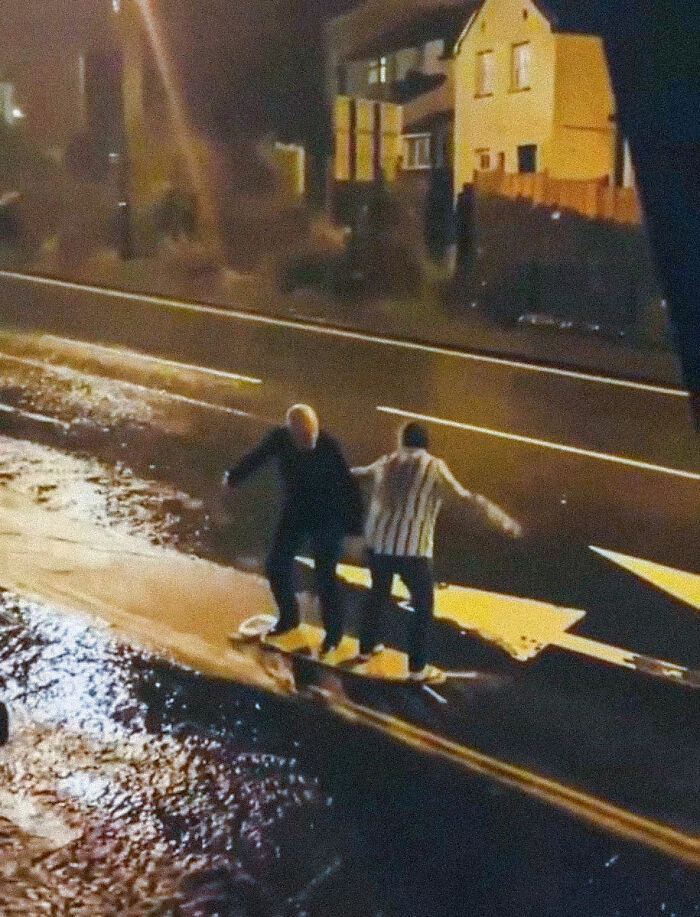 Surfearon sobre una tabla de planchar bajo la lluvia: ahora entiendo la importancia de encontrar a alguien con quien envejecer