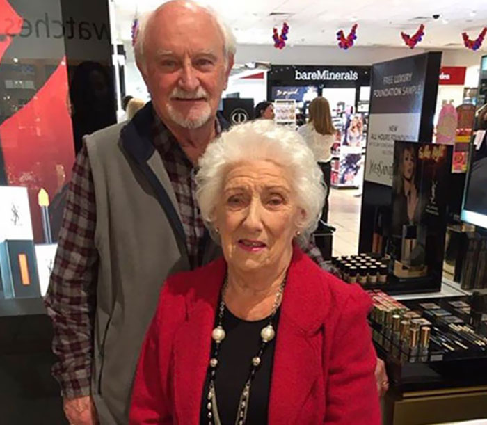 Hombre mayor aprende a maquillar a su esposa antes de que se quede ciega