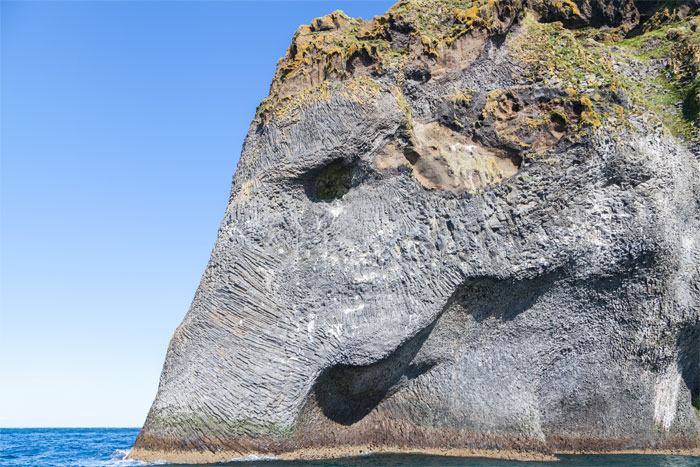 Hay una roca gigante con forma de cabeza de elefante