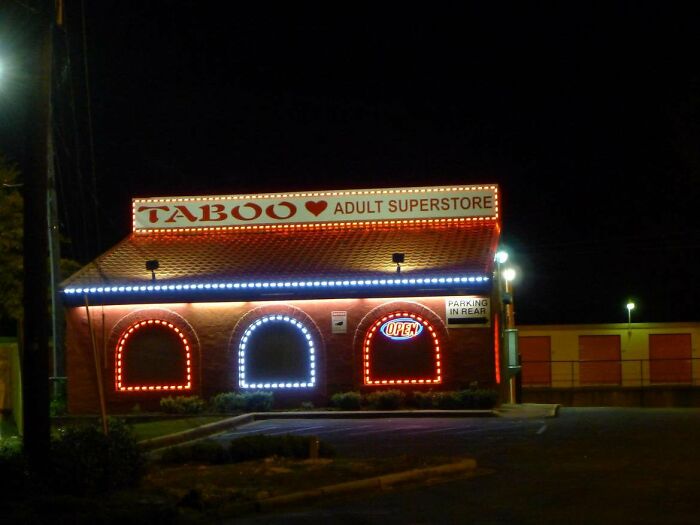 Taboo, tienda para adultos, antes Taco Bell