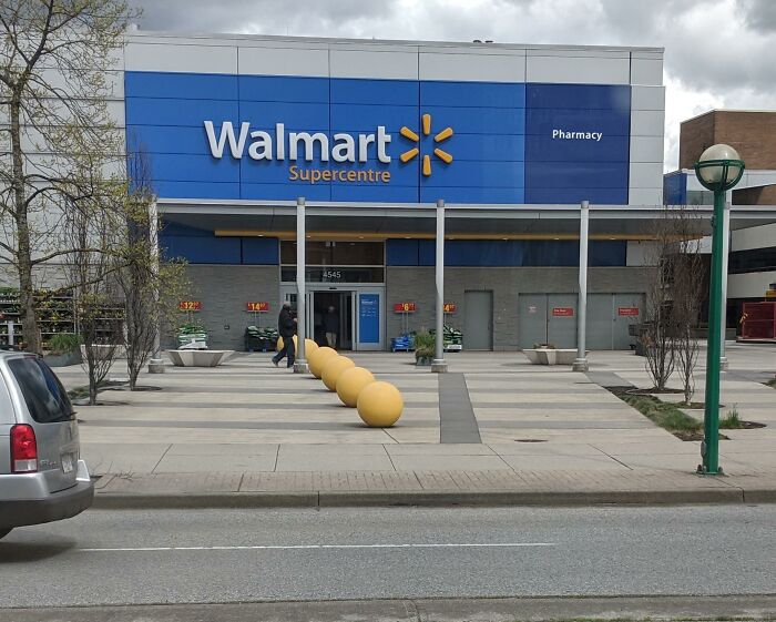 Antiguo Target convertido en Walmart, pintaron los orbes de Target de amarillo en vez de quitarlos