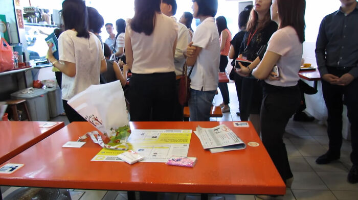 La gente en Singapur reserva su mesa en los comedores públicos 