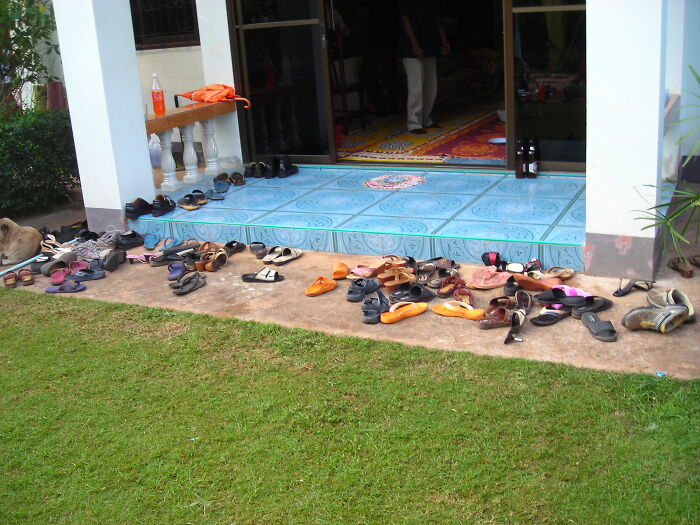 En Tailandia, la gente se saca los zapatos antes de entrar a un lugar