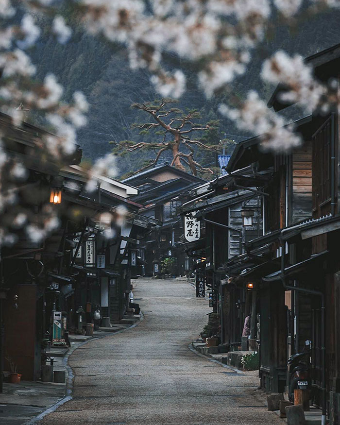 Antiguo pueblo japonés que parece el decorado de una pelicula