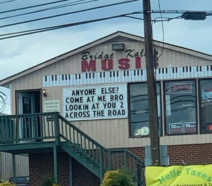 This Town Has A Sign War Going On Between Many Businesses And It's Entertaining The Locals (20 Pics)