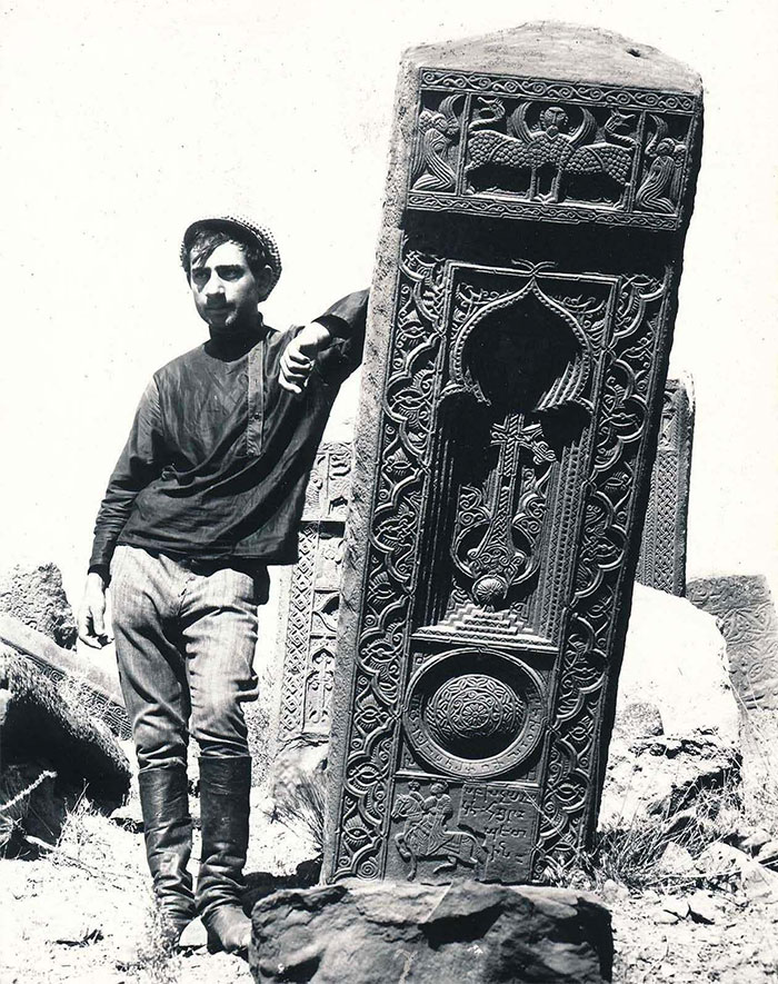 El cementerio armenio de Julfa contaba con alrededor de 10 mil elaborados monumentos funerarios llamados "Khachkars", que databan de los siglos IX al XVII. En 1998 y 2006 el gobierno azerbaiyano los destruyó todos