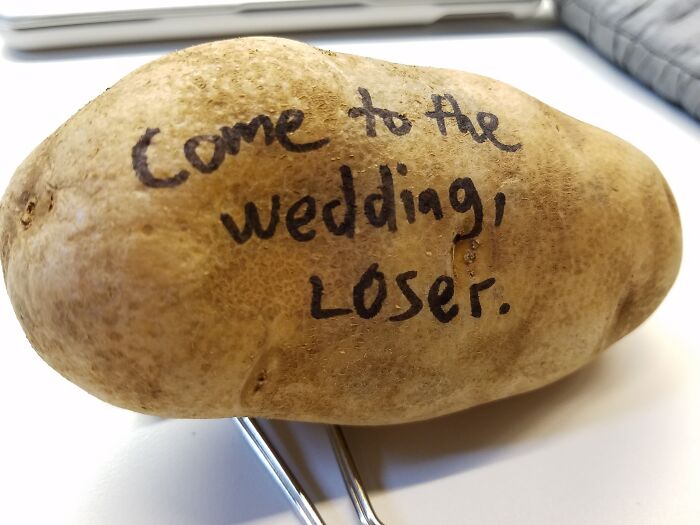Mi mejor amigo finalmente se decidió a invitarme a su boda.