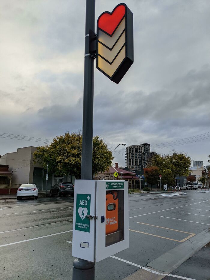 Mi ciudad tiene estaciones públicas de desfibrilación y el letrero para ello parece una barra de salud de un videojuego