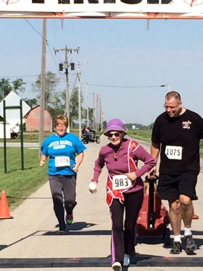 Mi abuela de 90 años acaba de correr, no de caminar, de CORRER su primera maratón de 5k 