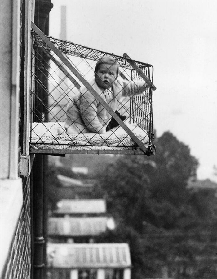Este diseño de los años 30 te permite colgar a tu bebé en una jaula en la fachada de un edificio