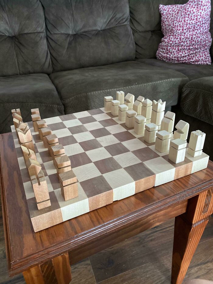 Mi tablero de ajedrez de acabado de grano y las piezas de la sierra de mesa / sierra de inglete. ¡Gracias por mirar!