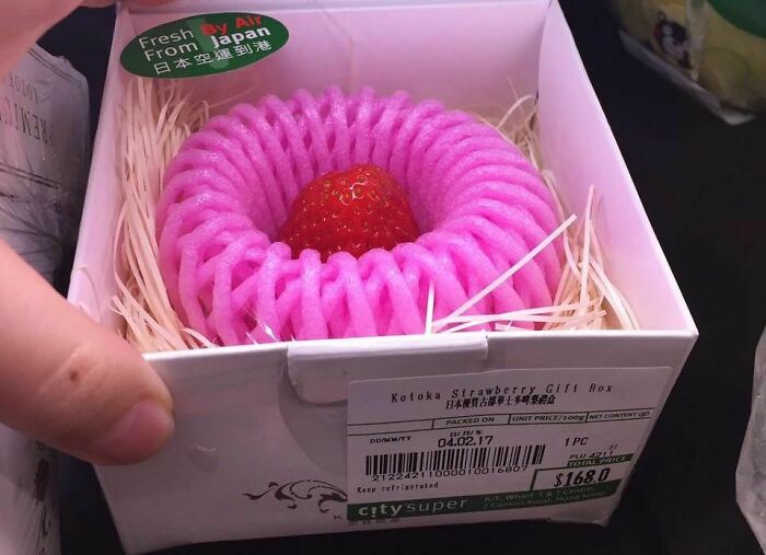Supermercado de Hong Kong que vende fresas envueltas en plástico individualmente y en cajas. Por 21$. Una fresa