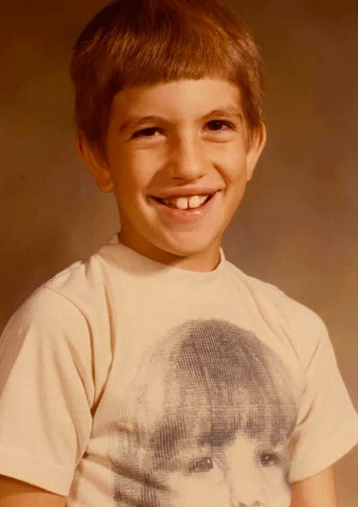 Circa 3er grado, 1980: Mi papá me cortó el cabello y tuve que usar una remera con mi cara