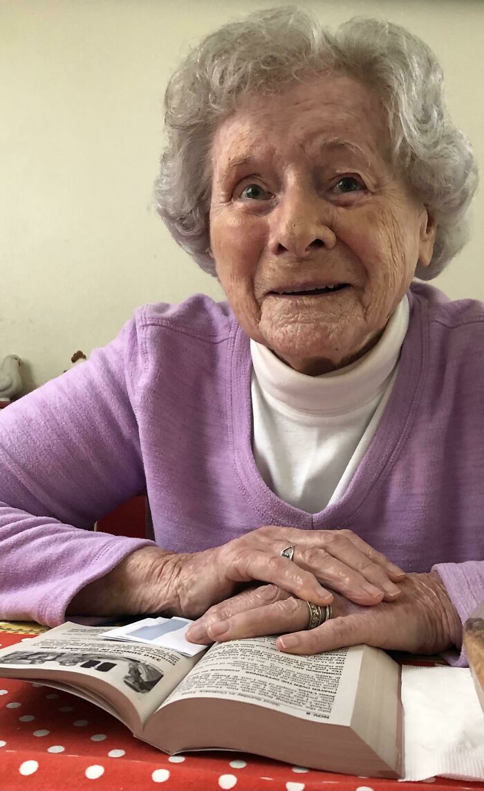 Esta es mi vecina y amiga de 98 años. Tiene miedo de ir a la iglesia, así que todos los domingos voy y la pongo a ver la misa en directo.