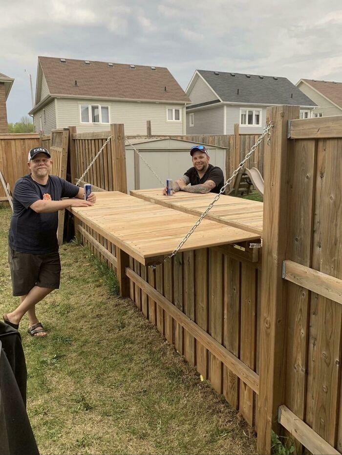 Estos vecinos ajustaron su valla para poder disfrutar de una cerveza juntos con distancia social