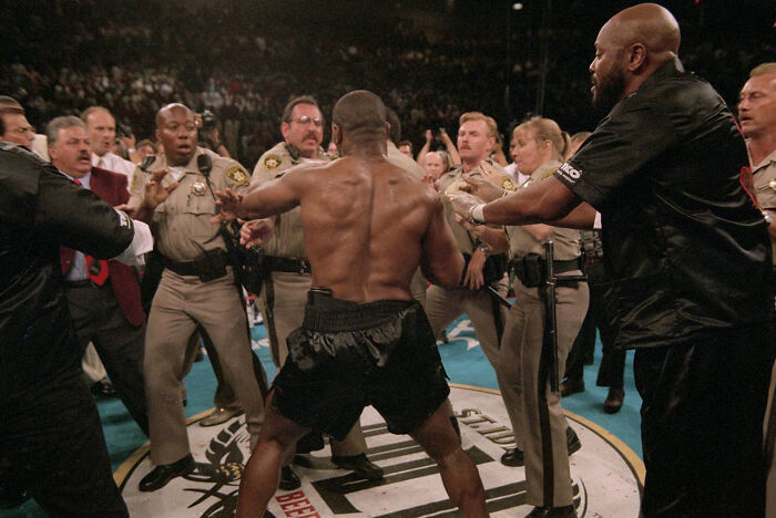 Policías de Las Vegas se enfrentan a Mike Tyson después de que le arrancara la oreja a Holyfield (1996)