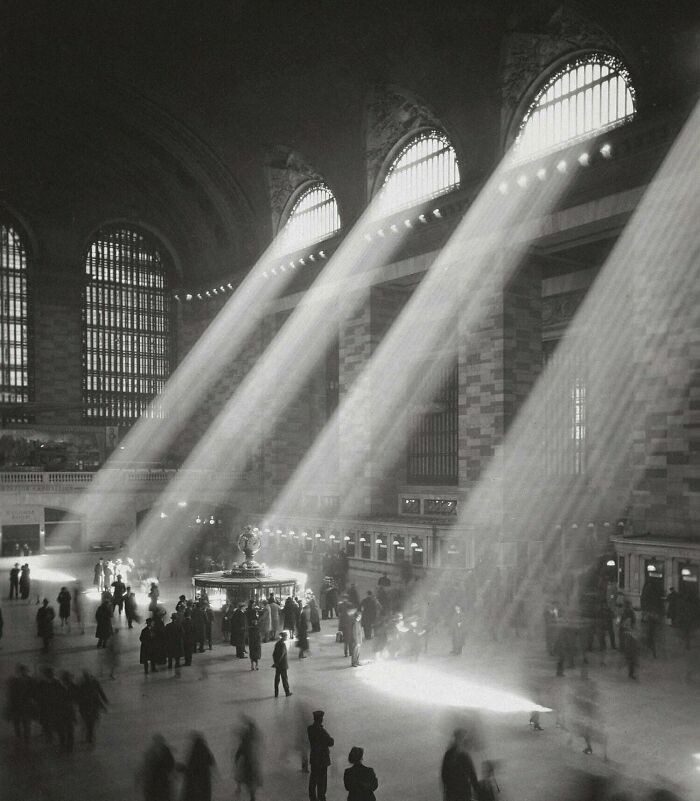 Terminal Grand Central, ciudad de Nueva York. El sol no puede entrar así actualmente, debido a los altos edificios circundantes. 1929