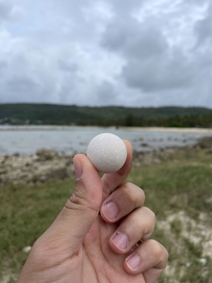 Roca perfectamente redonda encontrada en la playa
