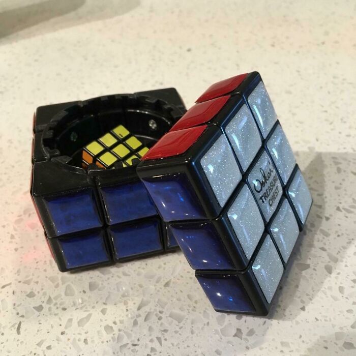 Un cubo de Rubik que sirve de cofre del tesoro. Sólo se abre cuando se resuelve