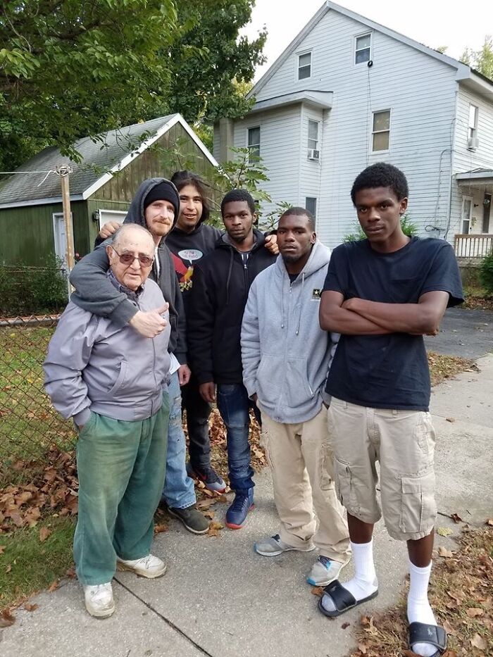 Estos jóvenes salvaron a su anciano vecino el Sr. C de un incendio en su casa