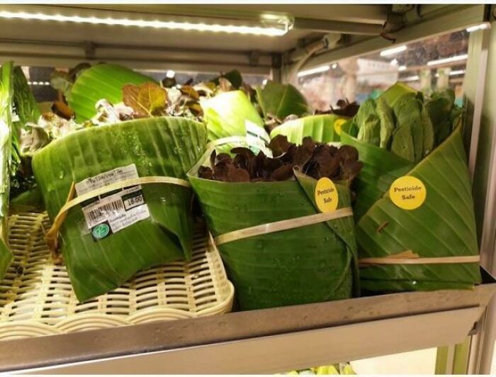 Algunos supermercados usan hojas de banana como una forma alternativa de empaquetar sin usar plástico