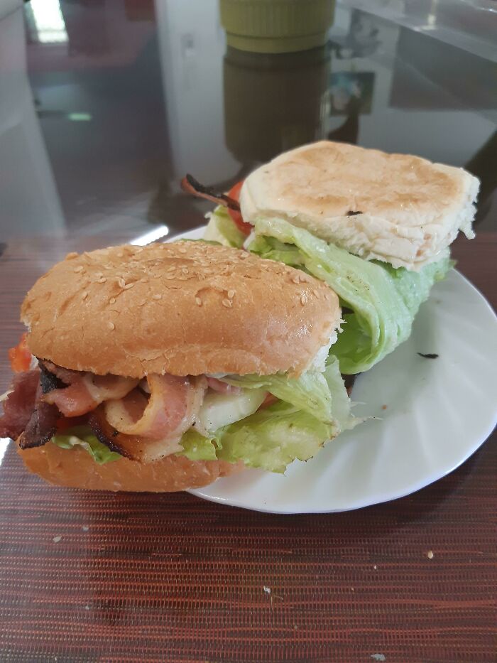 Envuelve uno de los costados de tu sándwich/hamburguesa con una hoja de Lechuga para evitar que el contenido se salga por el otro costado