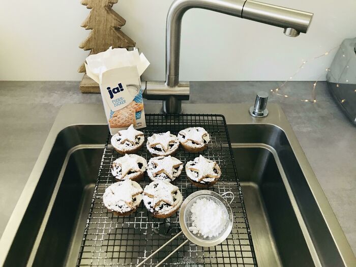 When Sprinkling Icing Sugar Over Pastries Or Cakes, Balance Your Wire Tray Over The Sink (Make Sure The Tap Is Out Of The Way!), Dust Liberally And Any Excess Sugar Can Be Easily Rinsed Away. No Sticky Counter / Cloth!