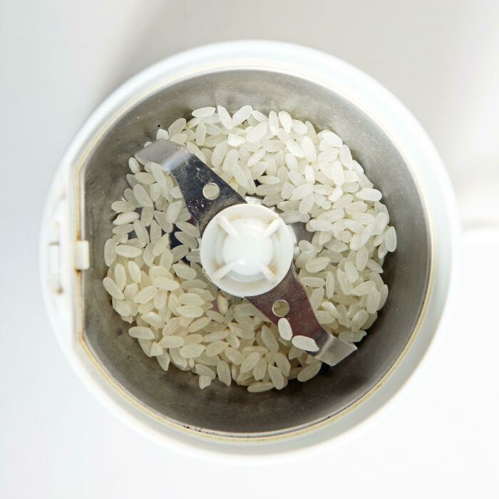 Puedes limpiar una moledora de especias, o moledora de café, al agregarle arroz blanco