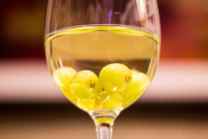 Conserva algunas uvas blancas en el congelador. Las puedes usar como cubos de hielo con tu vino blanco y, cuando termines, ¡podrás comer uvas llenas de vino!
