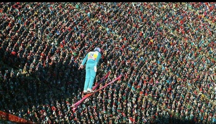 Eddie "The Eagle" Edwards se eleva sobre una multitud durante los Juegos Olímpicos de Invierno de 1988. Terminó último