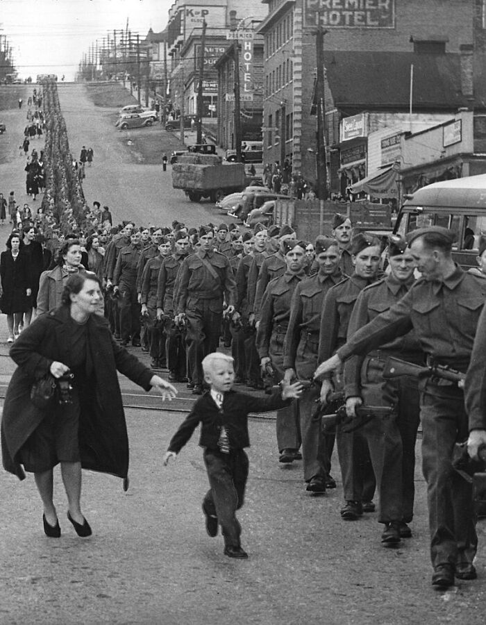 Photograph Entitled "Wait For Me, Daddy". It Shows A Child Running To His Father, A Canadian Soldier, Before Being Deployed During The Second World War. Behind You Can See His Mother. October 1, 1940