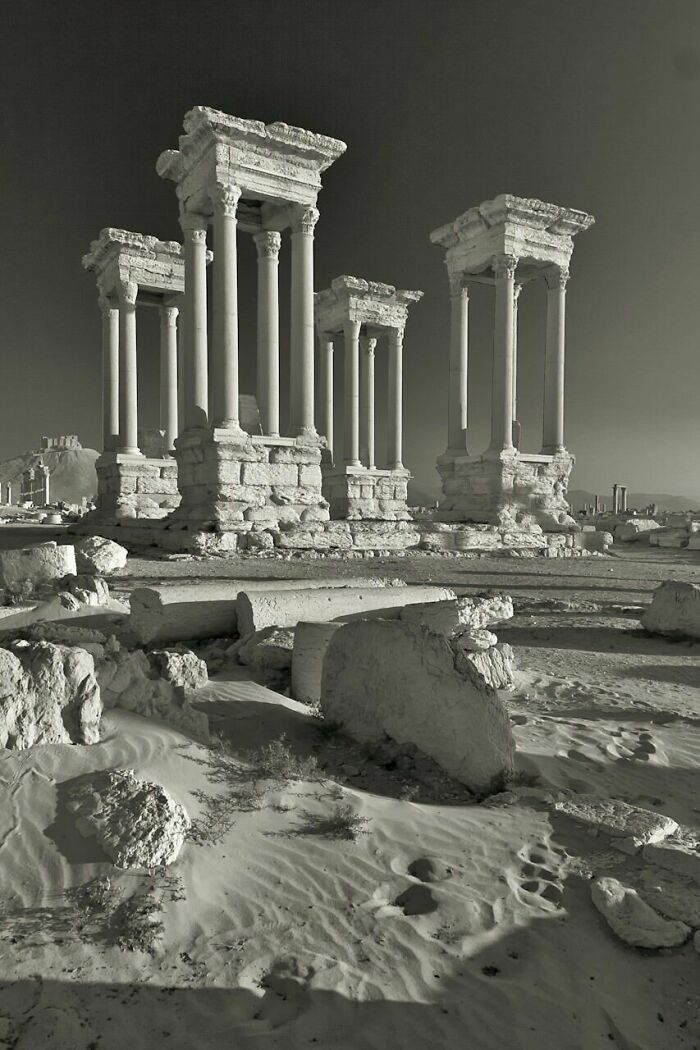 El tetrapilón de finales del siglo III de la antigua Palmira, Siria. Destruido deliberadamente por el ISIS, 2017