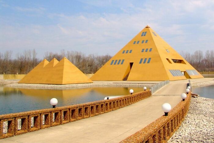 Gold Pyramid House, Wadsworth, Illinois. Built By The Onan Family In 1980, Heavily Damaged By Fire In 2018. The Property Also Has A 50-Foot Statue Of King Tut, A Metal Palm Tree, And A Four Car Garage Topped By Three Smaller Pyramids