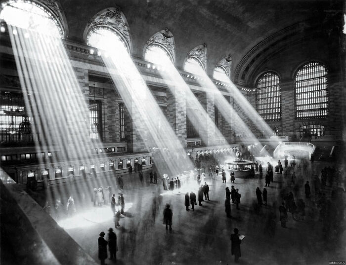 "Ya no es posible tomar una fotografía así, ya que los edificios de fuera bloquean los rayos del sol". Grand Central, NYC (1929)