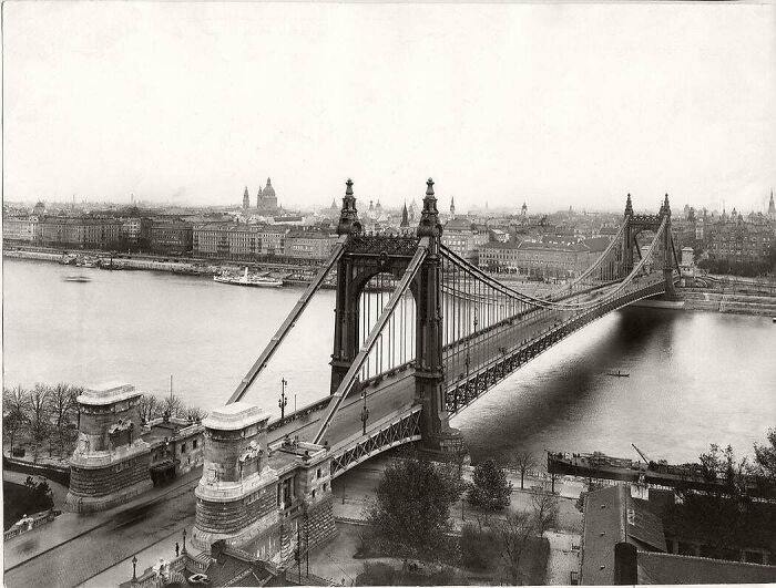 El puente Elisabeth, construido en 1903 en Budapest, Hungría. Era el puente de un solo vano más largo del mundo en aquella época y una maravilla de la ingeniería. Tras la retirada de las fuerzas alemanas de la ciudad en la Segunda Guerra Mundial, fue dinamitado en la mañana del 18 de enero de 1945. Sustituido en 1964 por un puente modernista