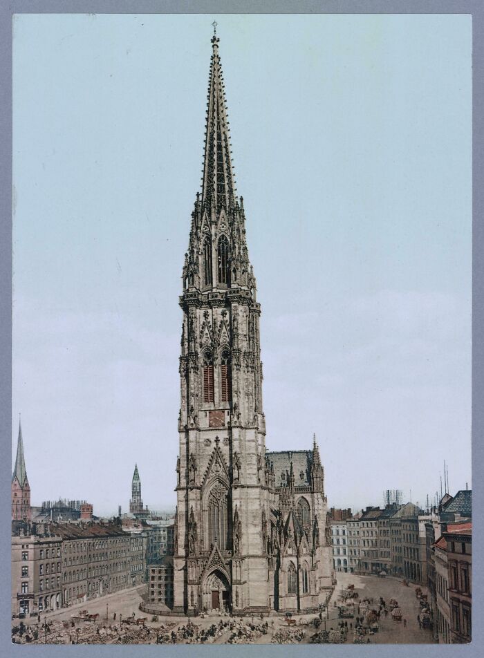 Iglesia de San Nicolás / Hamburgo (Alemania), de estilo gótico, la construcción más alta del mundo hasta 1877, bombardeada en el verano de 1943 por la Real Fuerza Aérea. Las ruinas siguen sirviendo de monumento a las víctimas de la guerra y el terror nazi