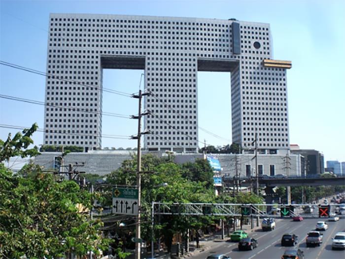 El edificio de los elefantes de Bangkok. Los colmillos son una bolera en mi imaginación