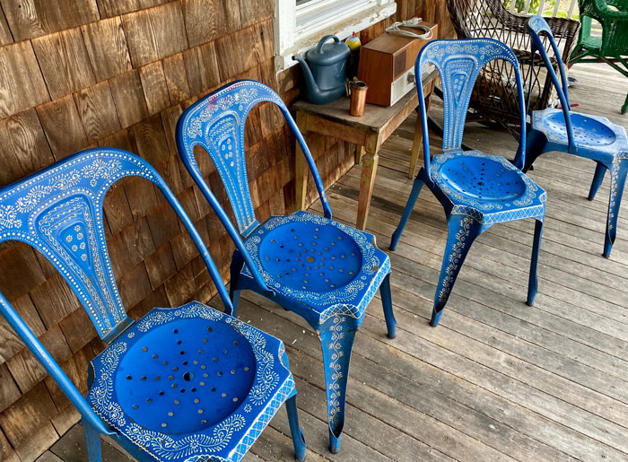Mi hermano encontró estas sillas en la basura en Boston. Juego de cinco (una no se muestra), pintadas a mano en la India