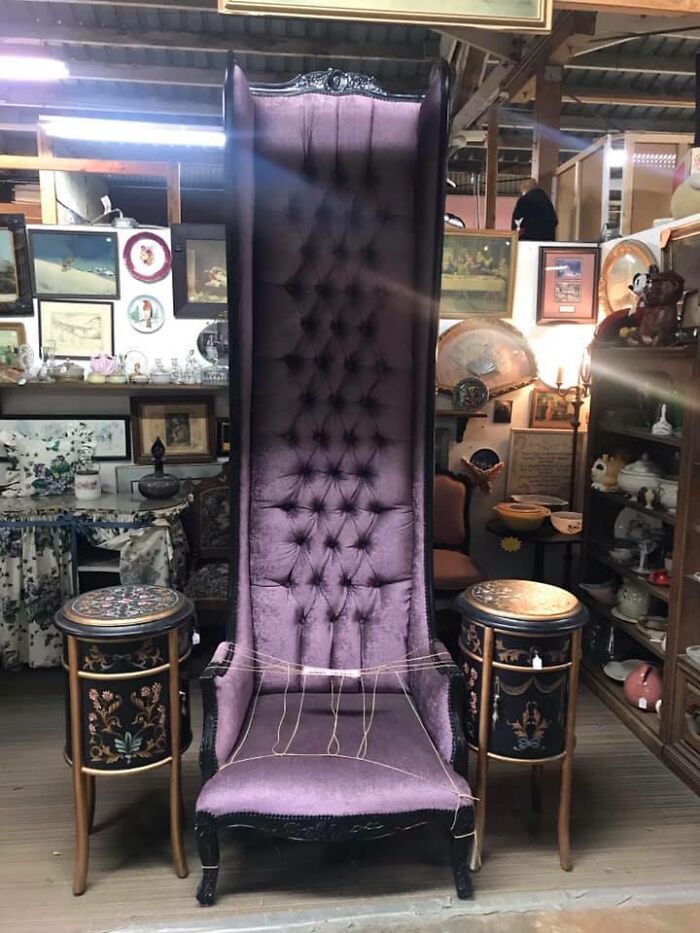 Vi esto en Treasures And Junk en Ontario, California. Ya fue vendida, por 500$. ¡Qué silla tan increíble y es púrpura y negra!