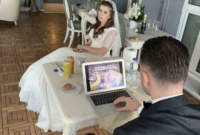 El novio llevó su computadora a la boda para poder jugar
