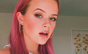 35 Celebrities And Their Parents At A Similar Age That Might Make You Look Twice