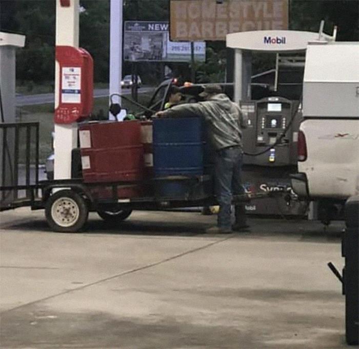 Remolcando barriles gigantes de gasolina detrás de su camión