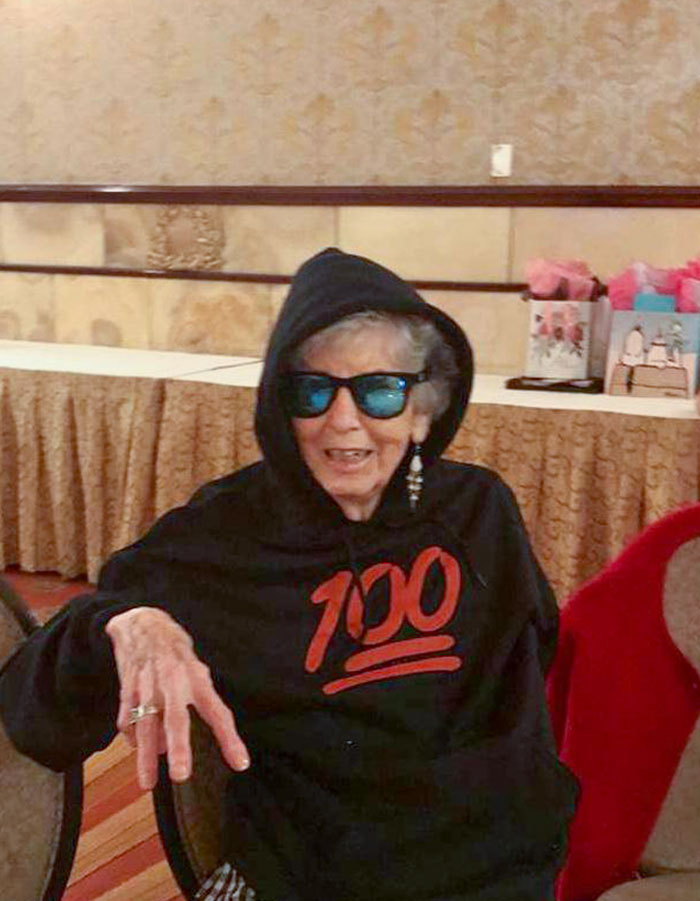 Mi abuela en su cumpleaños número 100