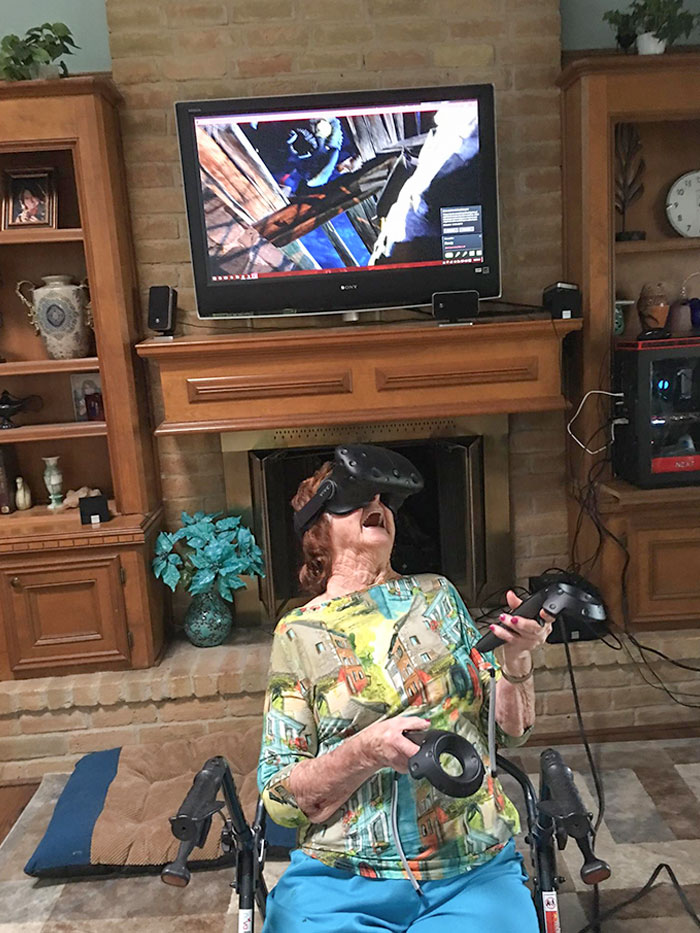 Mi abuela de 96 años jugando con la realidad virtual en estos momentos