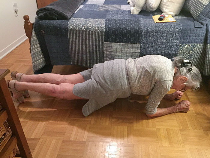 Mi abuela cumplió 100 en octubre, aquí la tienen haciendo la plancha durante 30 segundos