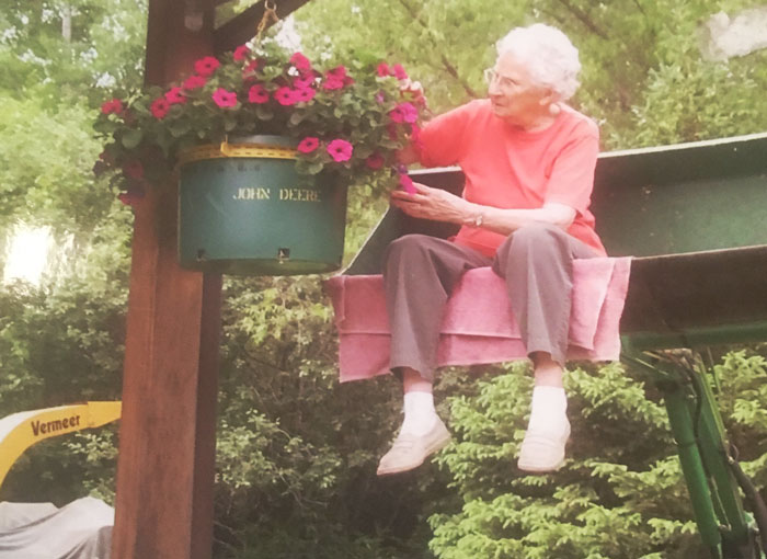 Mi abuela de 96 años vive sola, no necesita ni bastón, y riega sus plantas más altas siendo elevada en tractor