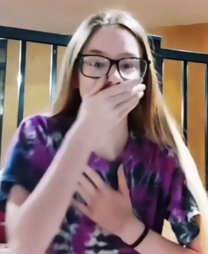 Un hombre intentaba ligar con esta adolescente hasta que ella le dice que está grabando un video en directo