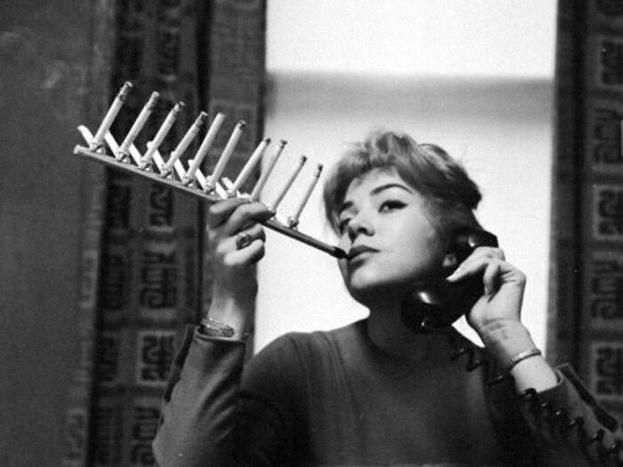 Este dispositivo de 1955 para fumar un paquete entero de cigarrillos a la vez