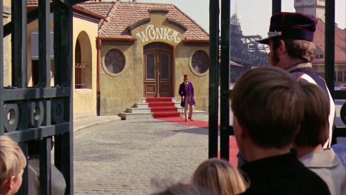 Willy Wonka no le dio a Charlie la fábrica como recompensa. Fue un castigo como el que le dio a todos los demás niños, salvo que éste fue el peor de todos