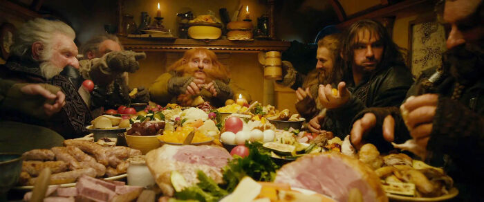 Por sugerencia de Gandalf, los enanos se comieron toda la comida de Bilbo para que nada estuviera caducado y podrido cuando volviera